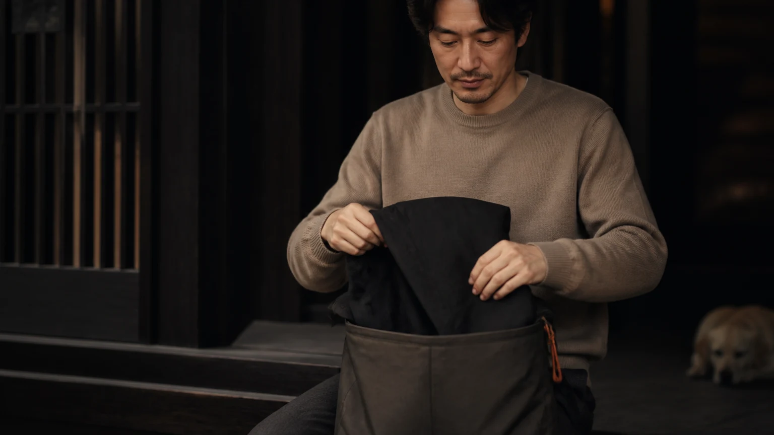 산책 중 가벼운 겉옷과 작은 가방의 관계를 정리하는 남성