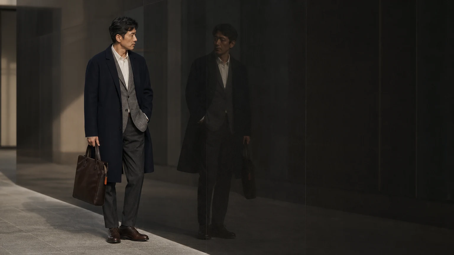 전시 방문 전 신발과 가방을 포함한 전체 옷차림을 확인하는 남성