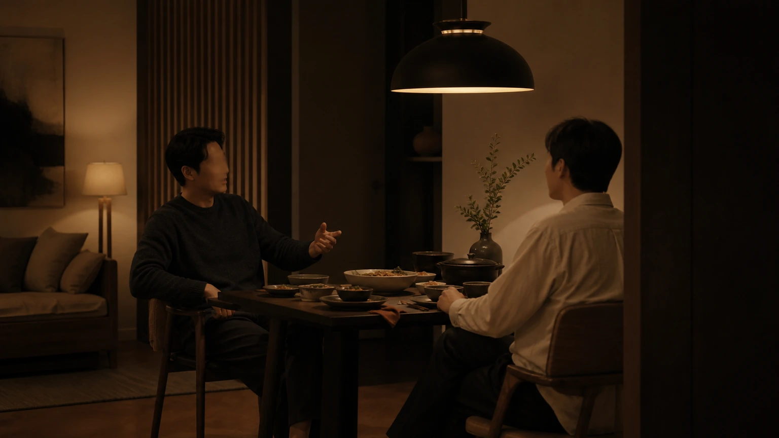 집들이 식탁에서 단정한 옷차림으로 편안하게 대화하는 두 사람