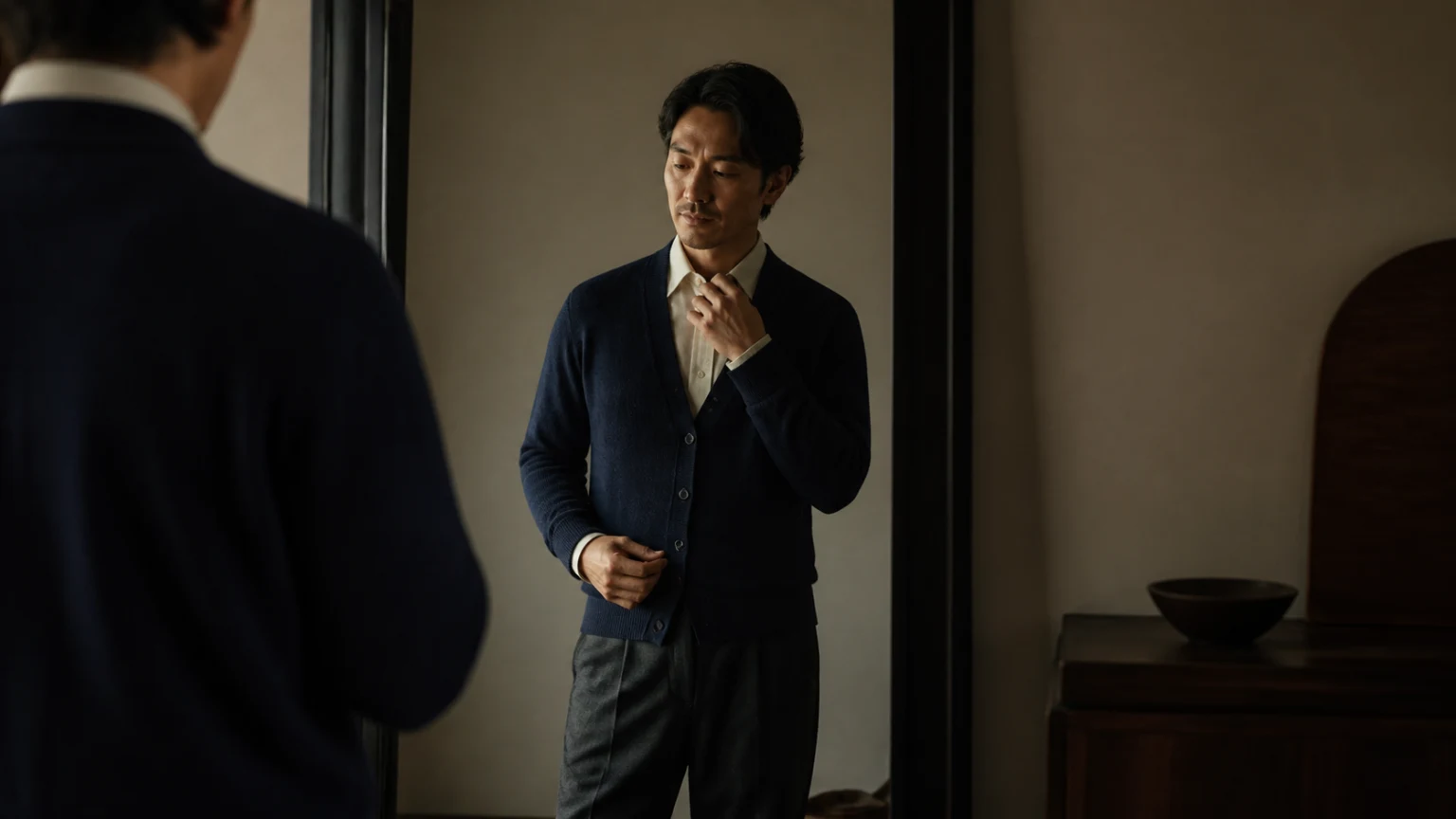 와인 테이스팅 전 차분한 상하의 비율과 가벼운 레이어를 확인하는 남성